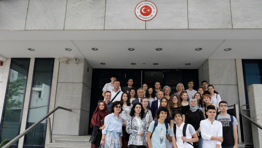 İstanbul Vefa Lisesi ile kardeş okulu Saraybosna Dobrinya Lisesi Büyükelçiliğimizi Ziyaret Etti